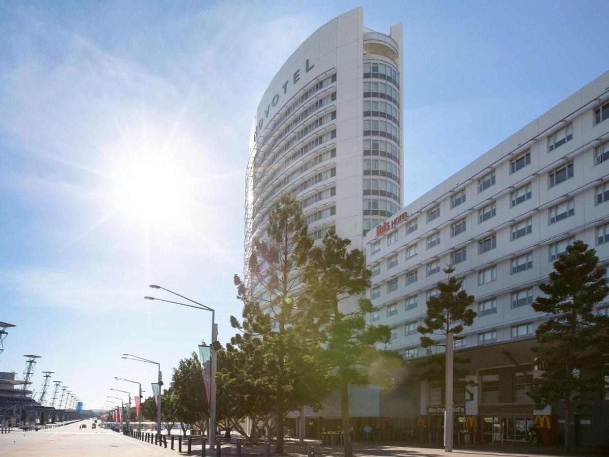 Building hotel Novotel Sydney Olympic Park