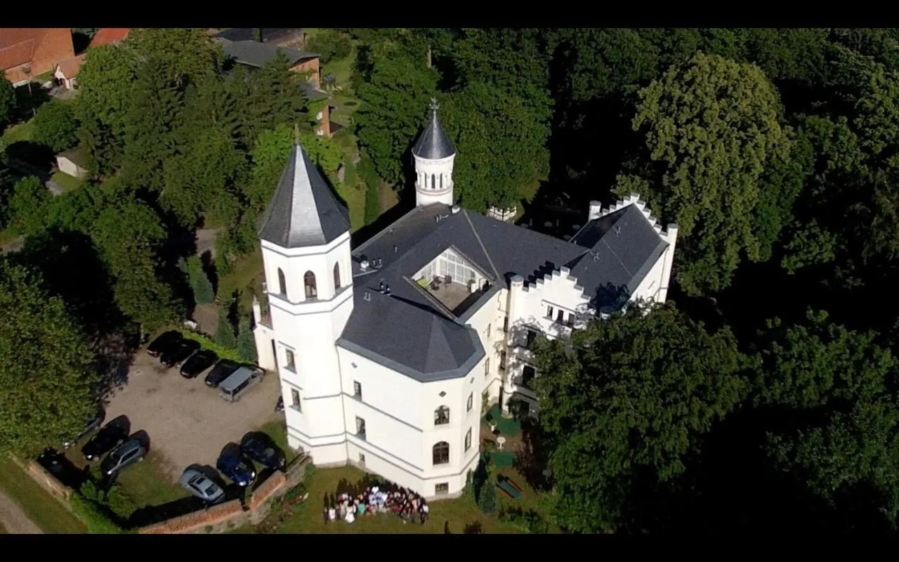 Building hotel Hotel Schloss Bredenfelde