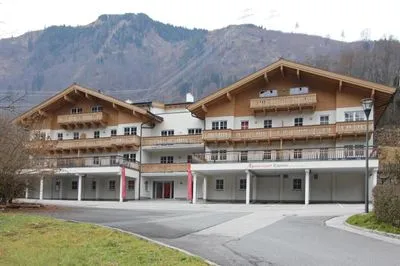 Building hotel Alpine Resort by Alpin Rentals