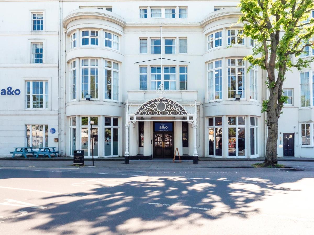 Building hotel a&o Hostel Brighton Beach