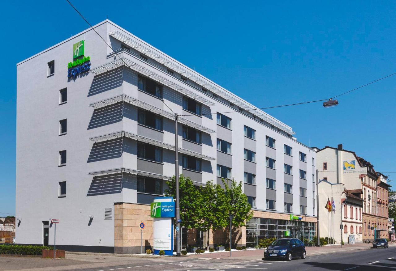 Building hotel Holiday Inn Express Frankfurt - Messe, an IHG Hotel