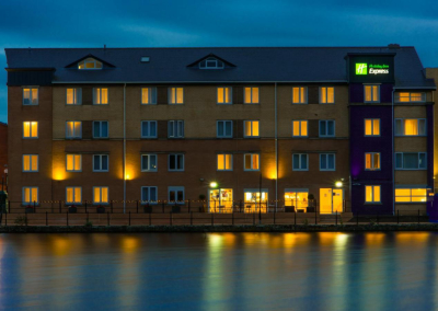 Building hotel Holiday Inn Express Cardiff Bay
