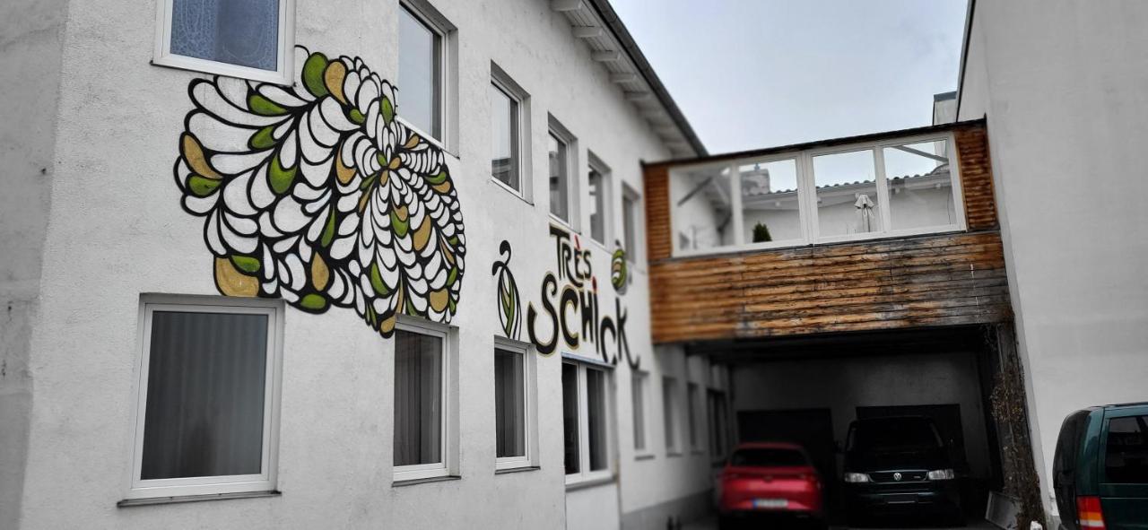 Building hotel Hostel Tres Schick