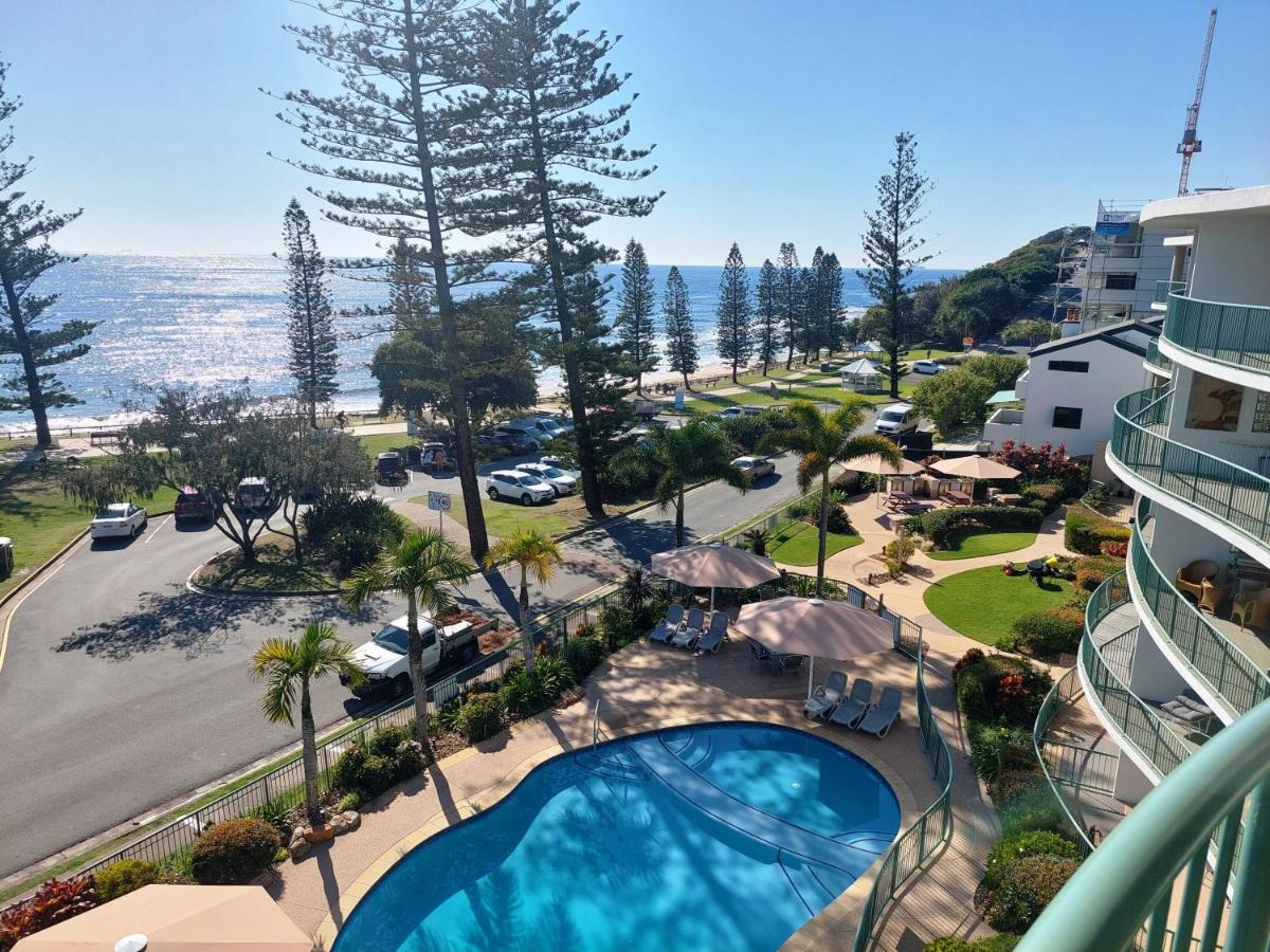 Building hotel The Norfolks on Moffat Beach