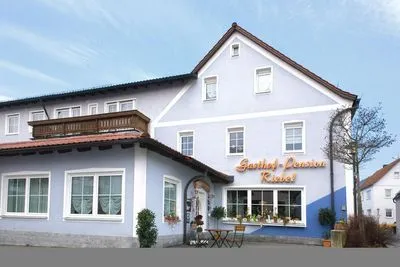 Gebäude von Hotel Gasthof Pension Riebel