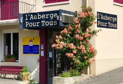 Gebäude von Auberge Pour Tous