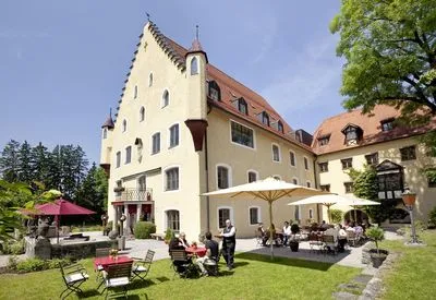 Gebäude von Schloss Zu Hopferau