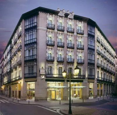 Gebäude von Hotel Catalonia El Pilar
