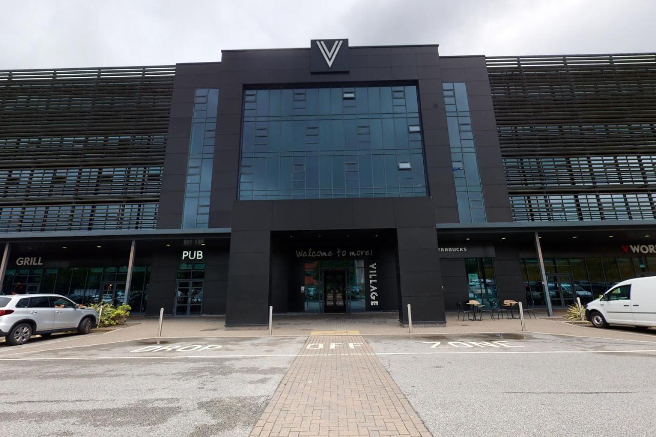 Building hotel Village Hotel Leeds South