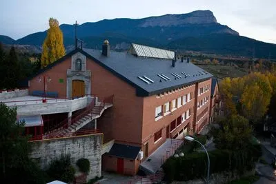 Building hotel Albergue Jaca