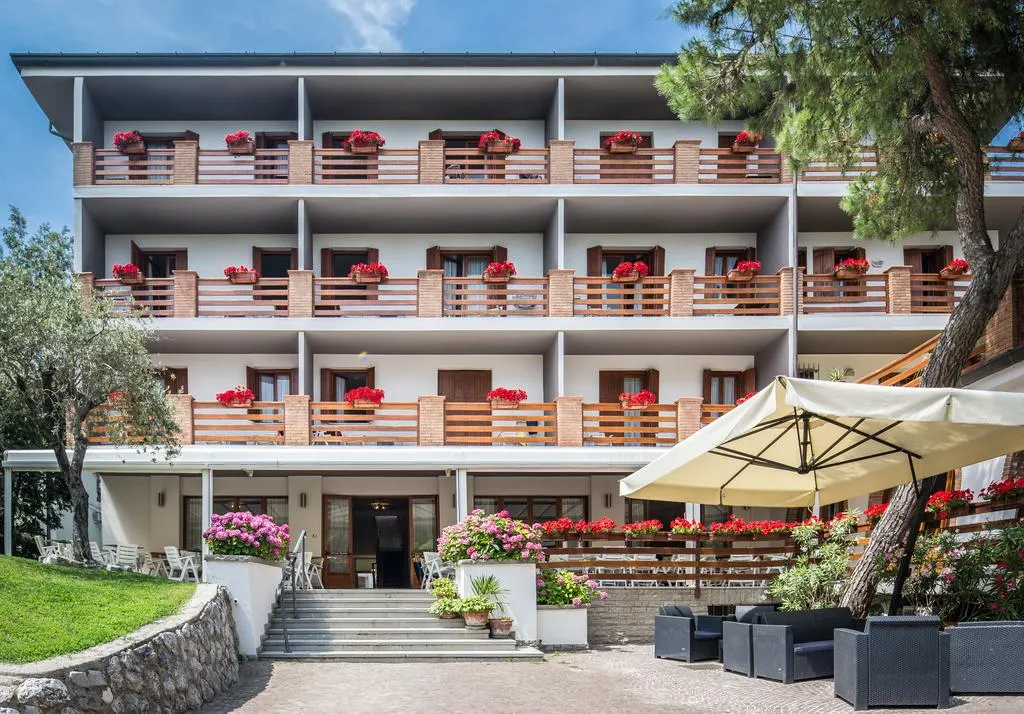 Building hotel Hotel Capanna d'Oro