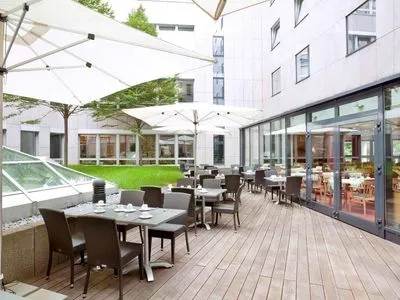 Building hotel Voco Duesseldorf Seestern
