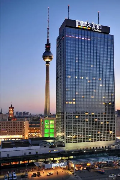 Gebäude von Park Inn by Radisson Berlin Alexanderplatz
