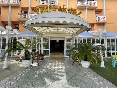 Building hotel Petit