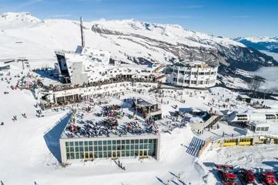 Building hotel Mountain Hostel Crap Sogn Gion