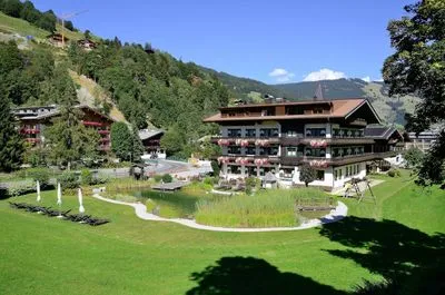 Building hotel Ski & Bike Hotel Wiesenegg