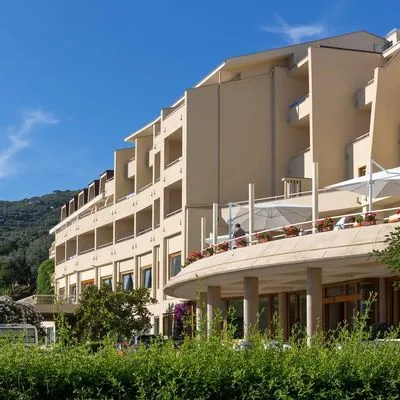 Building hotel Grand Hotel Vesuvio