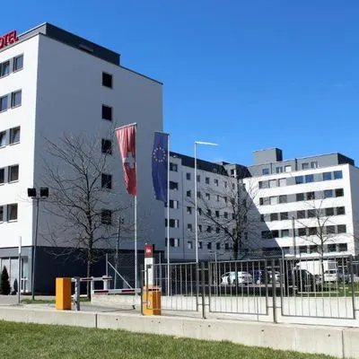 Building hotel ibis Zürich Messe Airport