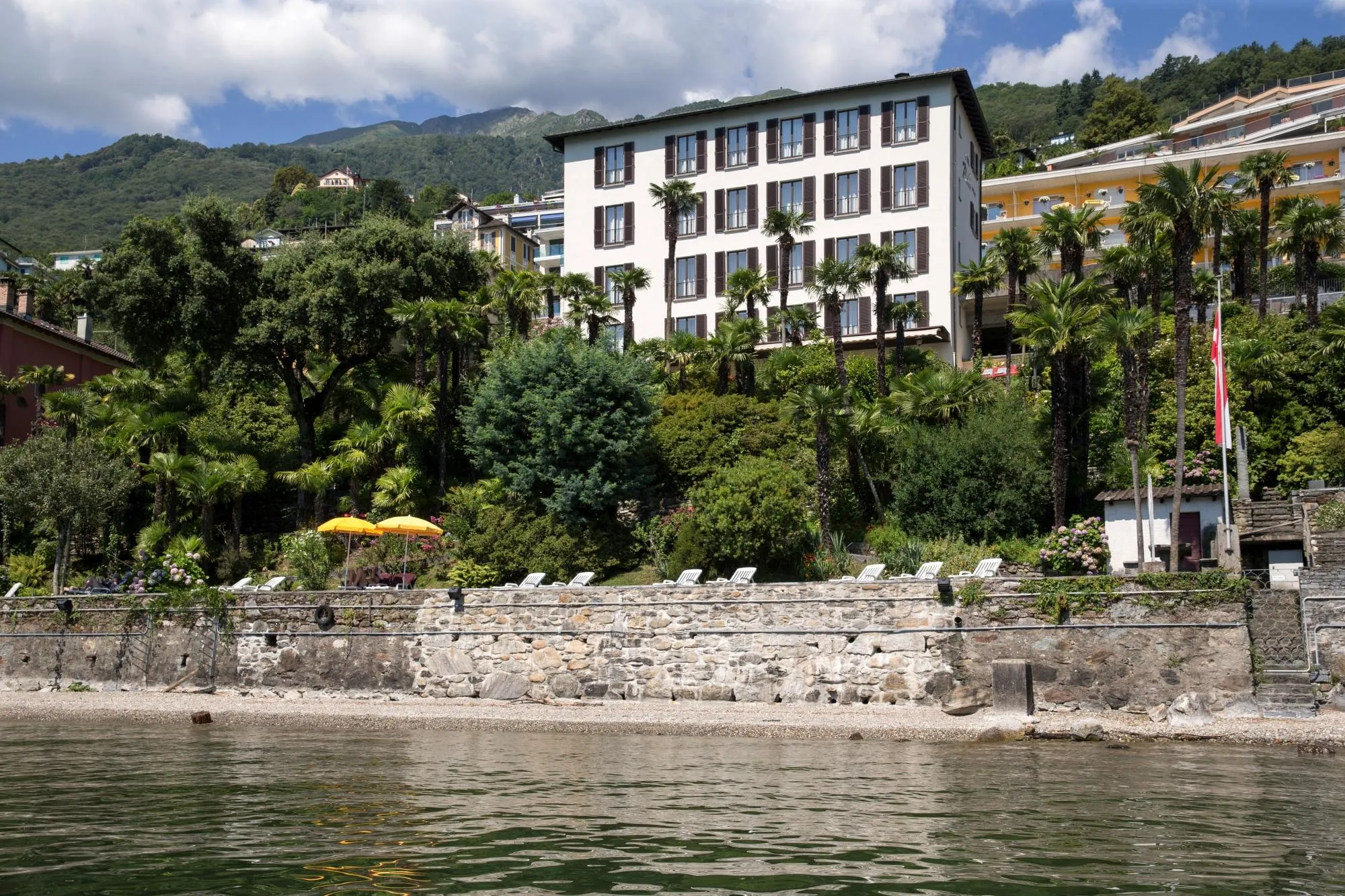Building hotel Rivabella au Lac 