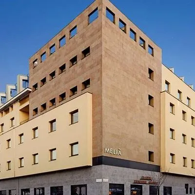 Building hotel Meliá Milano