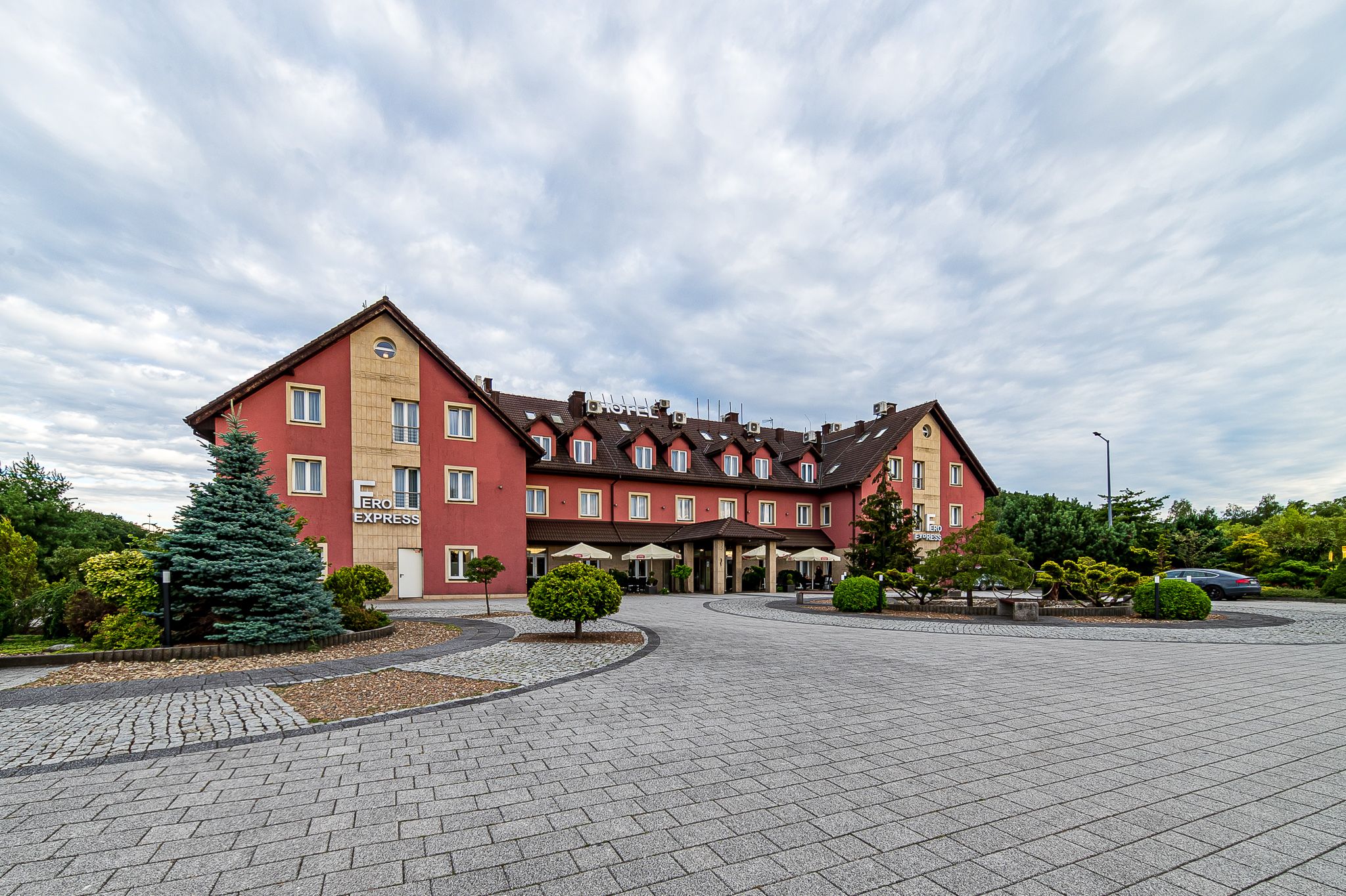 Building hotel Hotel Fero Express