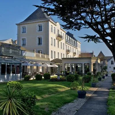 Building hotel Grand Hôtel de Courtoisville - Relais du Silence 