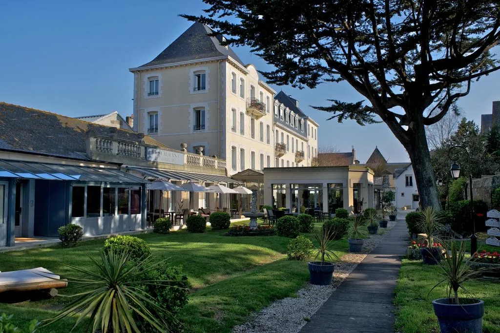 Building hotel Grand Hôtel de Courtoisville - Piscine & Spa, The Originals Collection