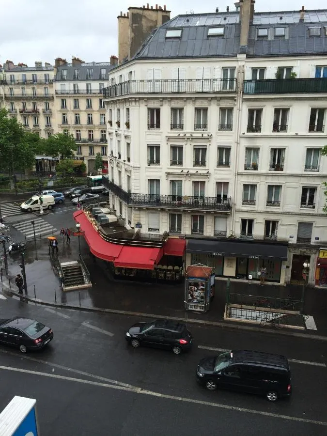 Building hotel Hipotel Paris Voltaire Bastille