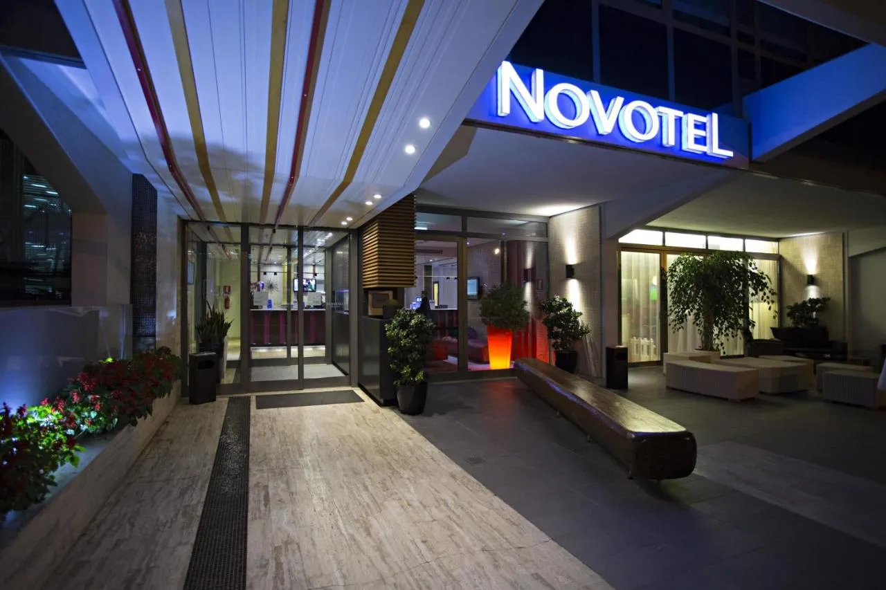 Building hotel Novotel Roma Eur