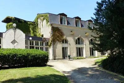 Building hotel Le Château de Bazeilles