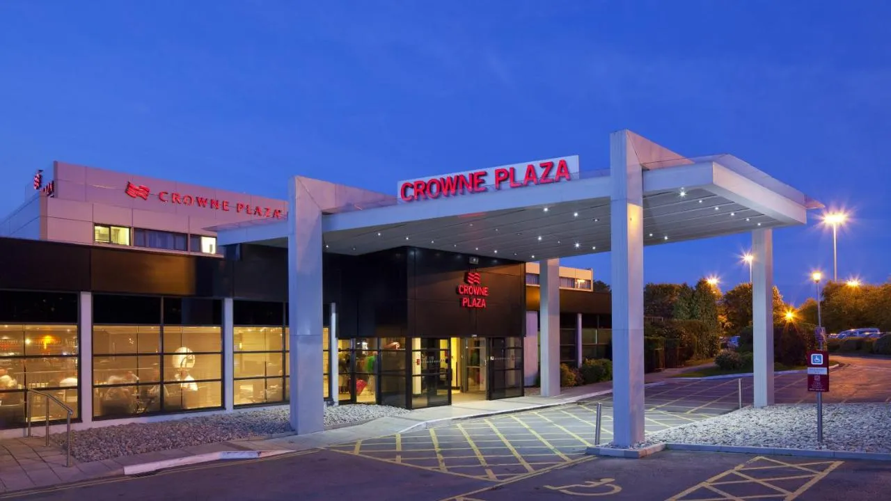 Building hotel Crowne Plaza Manchester Airport
