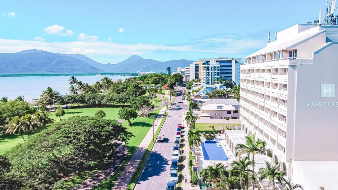 Building hotel Holiday Inn Cairns Harbourside