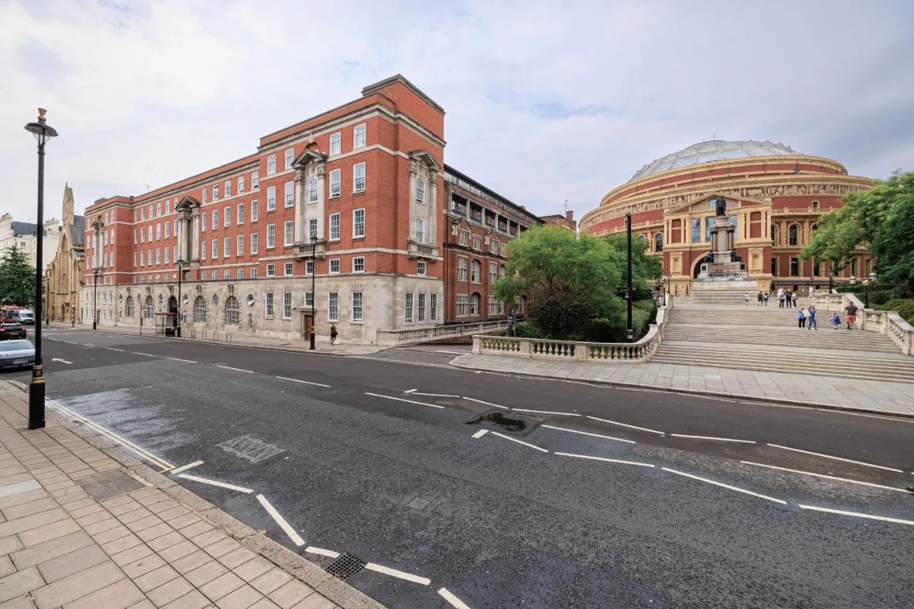 Building hotel Beit Hall Prince Consort Road