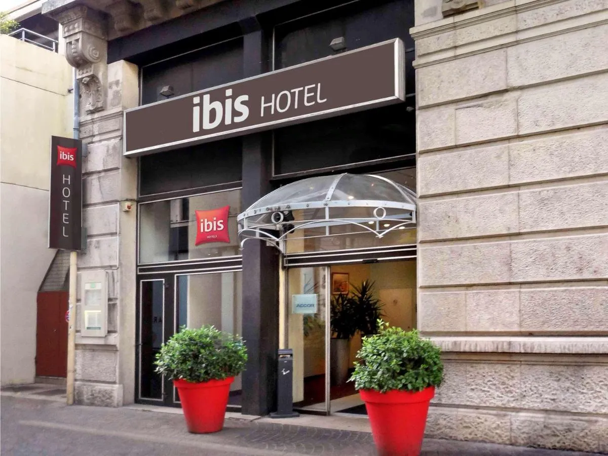 Building hotel ibis Grenoble Centre Bastille 