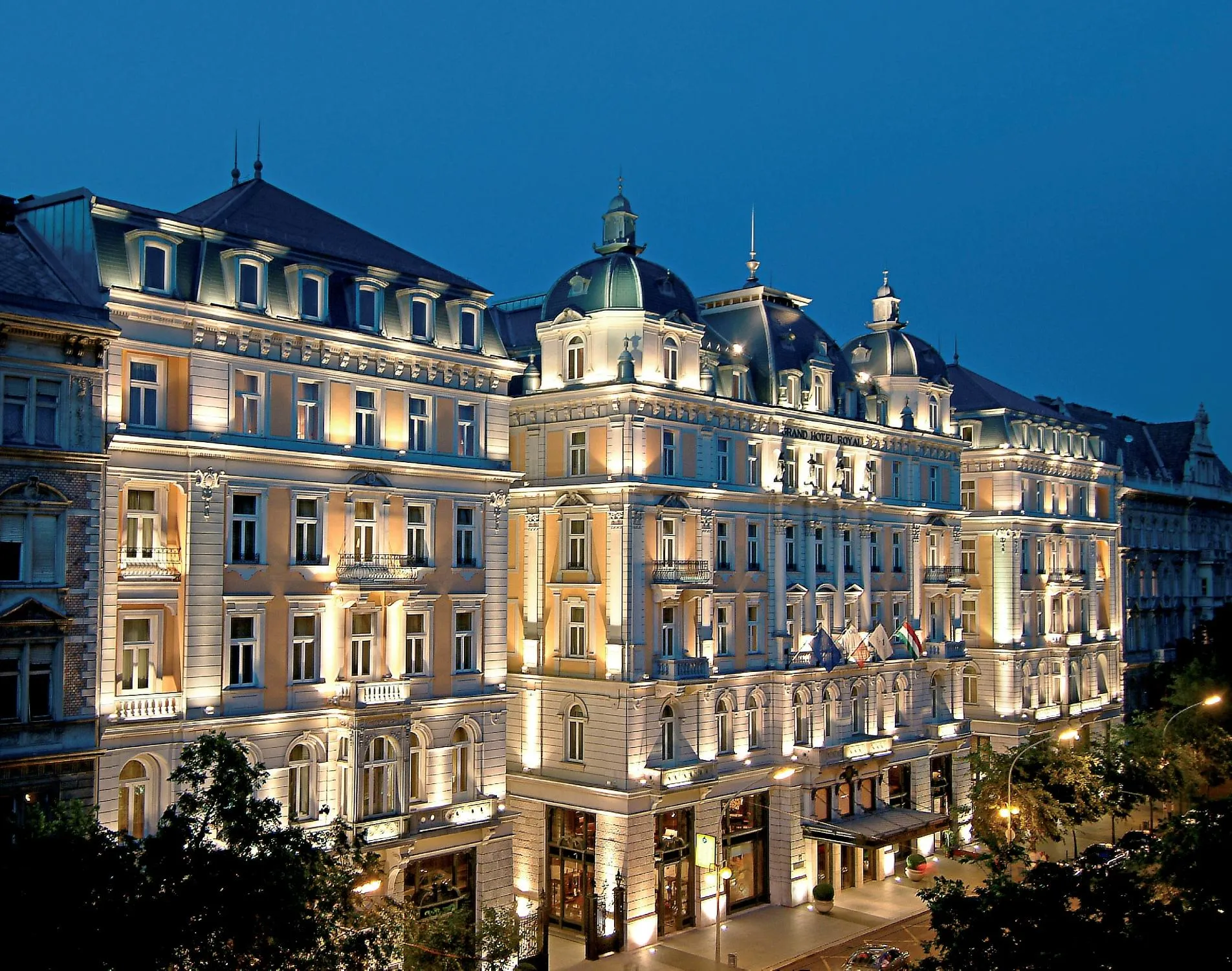 Building hotel Corinthia Hotel Budapest