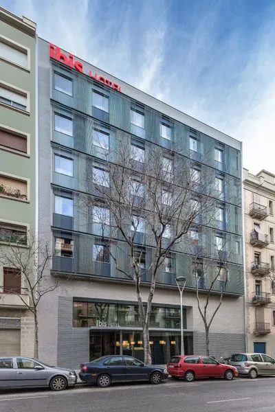 Gebäude von ibis Barcelona Centre