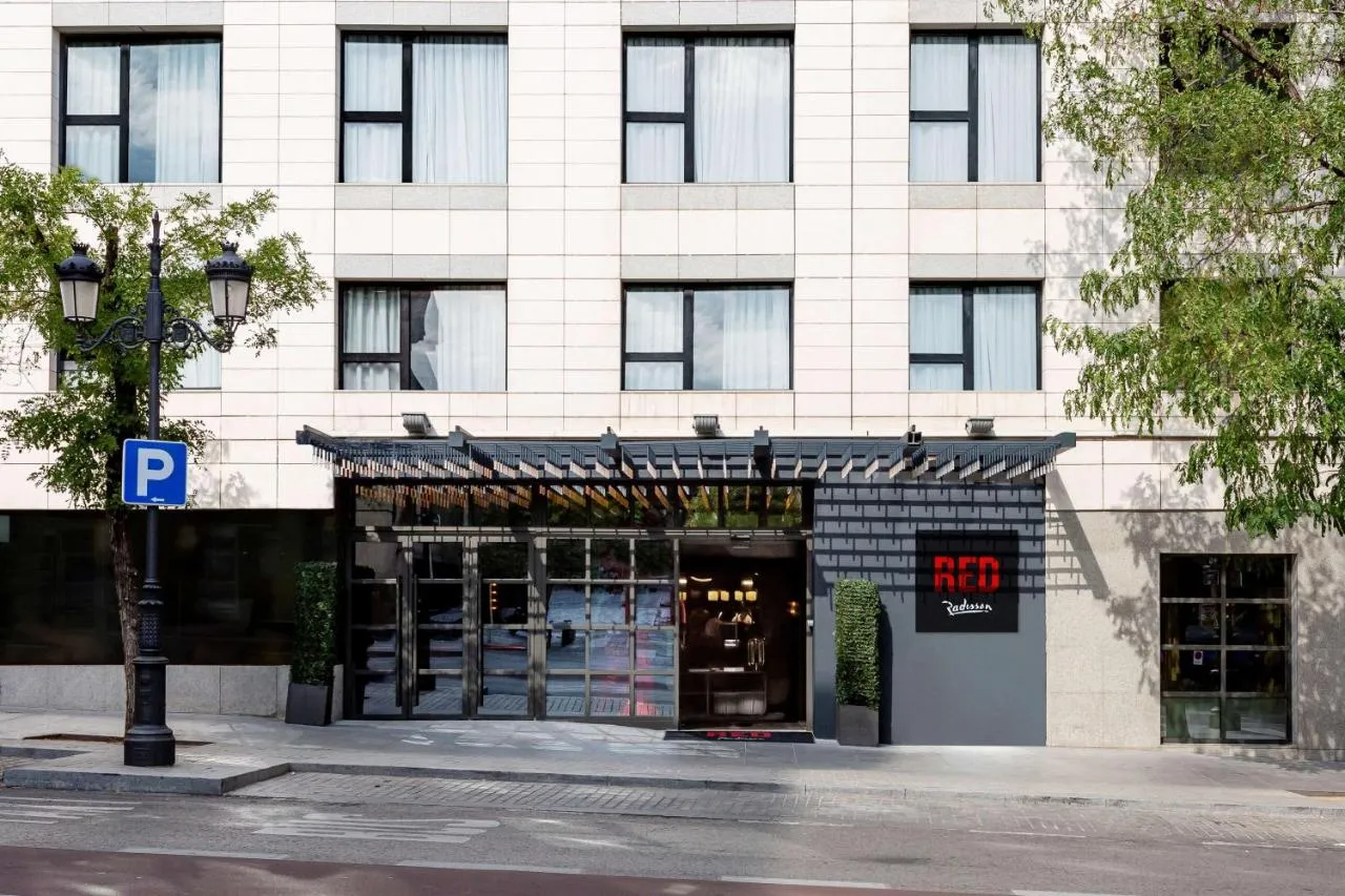 Building hotel Radisson RED Madrid