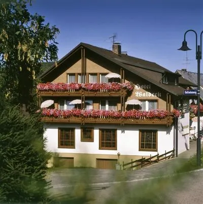 Gebäude von Waldeck mit Restaurant Florian'S