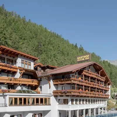 Building hotel Grauer Bär