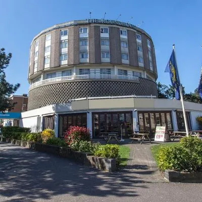 Building hotel Roundhouse Hotel