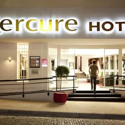 Building hotel Mercure Avignon Centre Palais des Papes