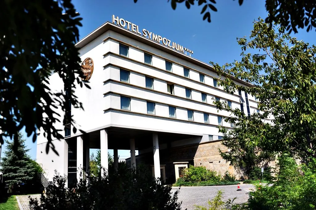 Building hotel Hotel Sympozjum