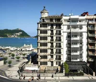 Building hotel Niza