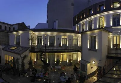 Hotel dell'edificio 3Ducks hostel & BAR Eiffel Tower