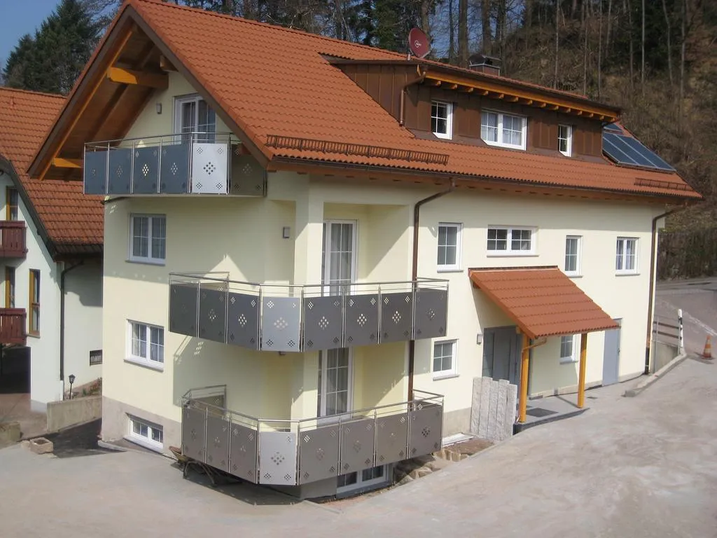 Building hotel Pension Zur Linde