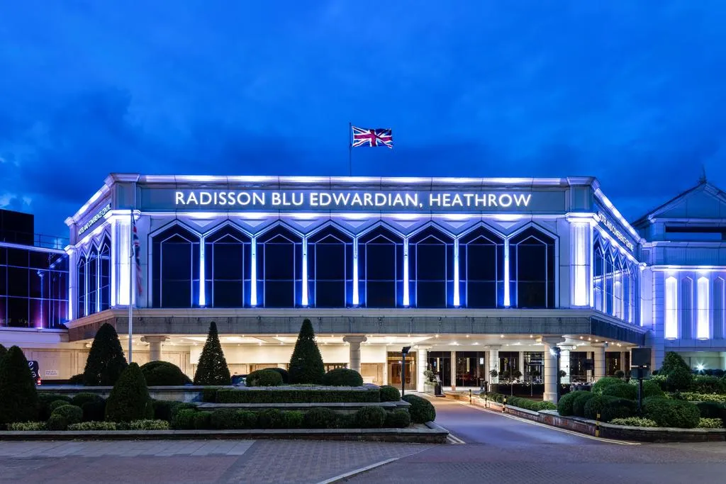 Building hotel Radisson Blu Edwardian Heathrow Hotel
