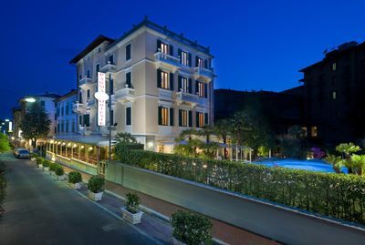 Building hotel Parma e Oriente