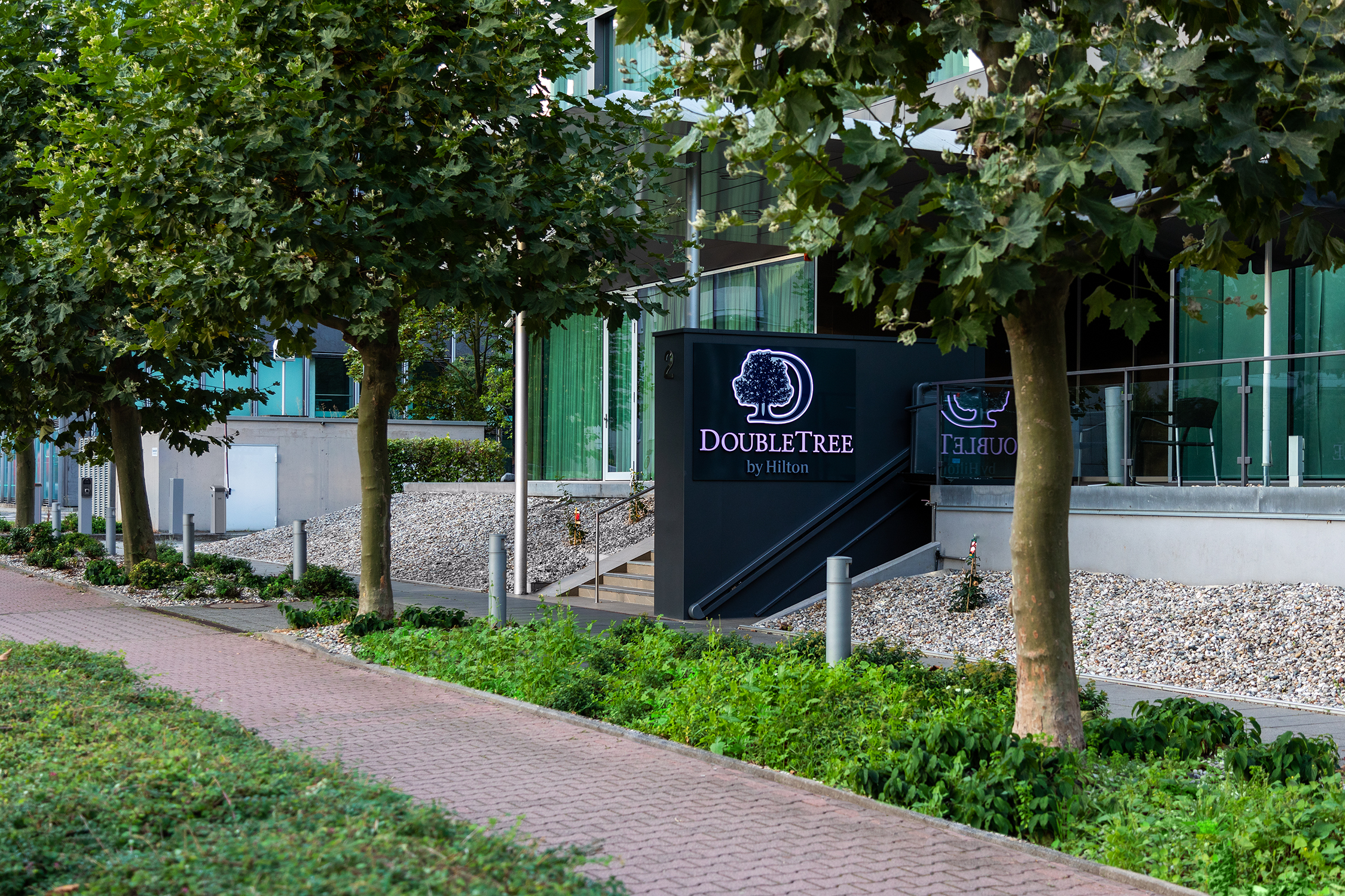 Building hotel DoubleTree by Hilton Frankfurt Niederrad