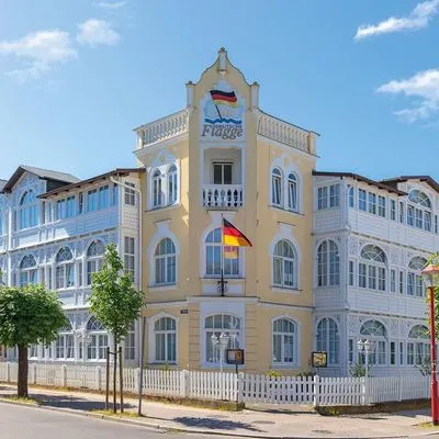 Building hotel Deutsche Flagge