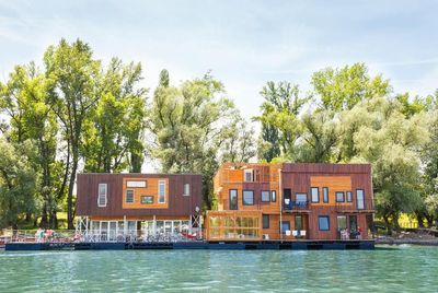 Building hotel ArkaBarka Floating Hostel & Apartments